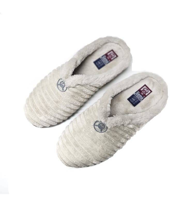zapatillas de casa en tejido de pana beige descalzas atras, vista desde arriba