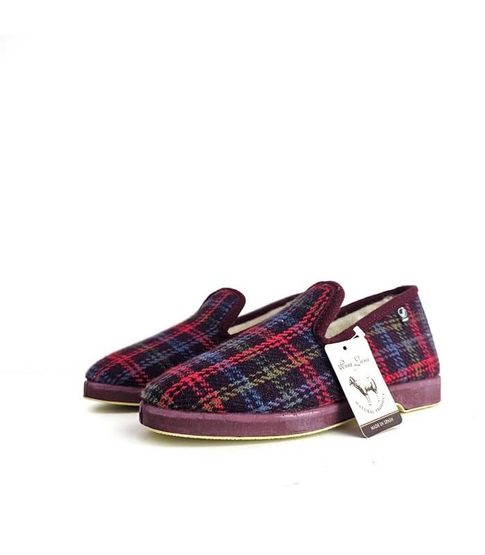 Foto de medio perfil de Zapatillas cuadros mujer lana color burdeos