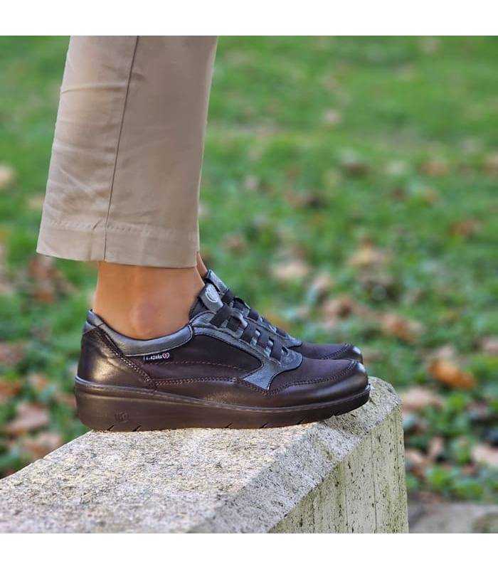 mujer posando con los zapatos de mujer de invierno de piel marrones fabricados por Laura azaña