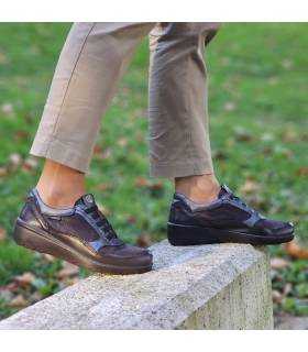 zapatos comodosd para mujer marrones fabricados por Laura Azaña puestos