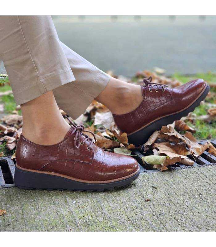 vista de perfil de los zapatos marrones con cordones de Chika10 puestos