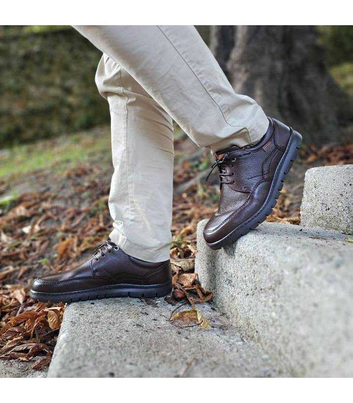 hombre bajando escaleras con los zapatos marrones comodos de piel fabricados por baerchi