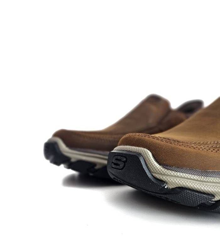 Detalle puntera zapatos mocasín hombre Skechers piel marrón
