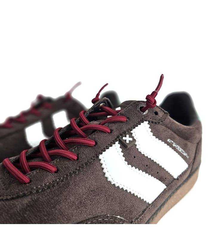 detalle del cierre con cordones elasticos de las zapatillas casul marrones de Xti