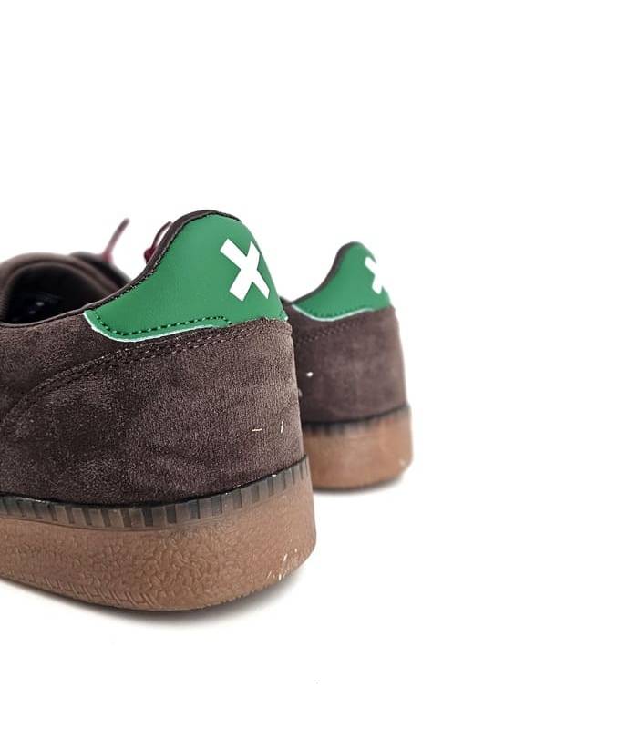 Vista del talon de ls zapatillas veganas para hombre marrones