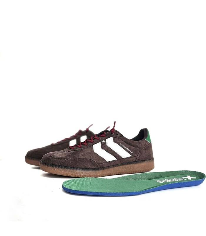 zapatillas de hombre Xti con la plantilla extraible extraida junto a las zapatillas