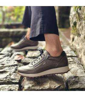 zapatos de mujer de piel marrones fabrcados por Kangaroos puestos