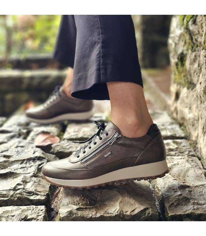 zapatos de mujer de piel marrones fabrcados por Kangaroos puestos