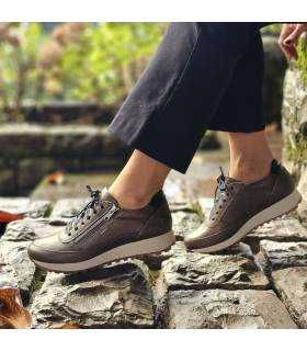 mujer posando con los zapatos marrones con cordones y cremallera impermables de Kangaroos puestos