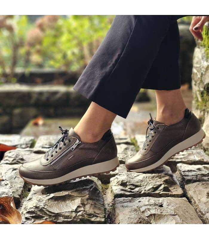 mujer posando con los zapatos marrones con cordones y cremallera impermables de Kangaroos puestos
