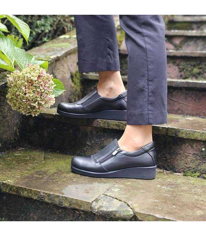 mujer posando con los zapatos con cremallera de piel negros para invierno puestos
