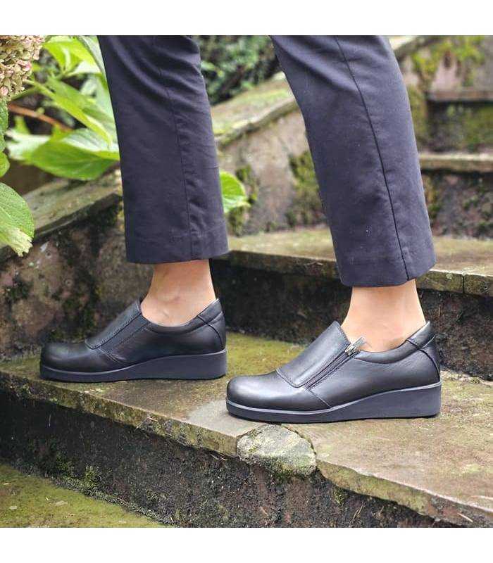 zapatos de piel negros comodos de invierno fabricados por Vicmart puestos