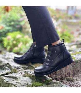 mujer posando con los botines de piel negros comodos de Vicamrt puestos