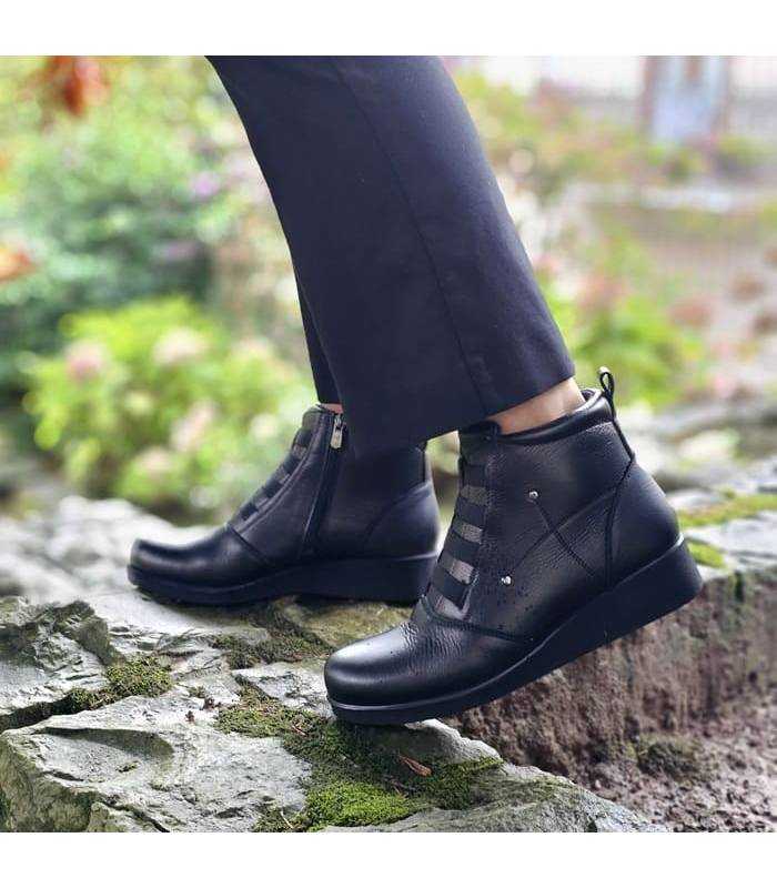 mujer posando con los botines de piel negros comodos de Vicamrt puestos