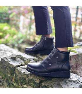 Botines comodos negros de piel con elasticos en el empeine puestos
