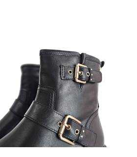 detalle de hebillas de las botas de piel mujer Carmela