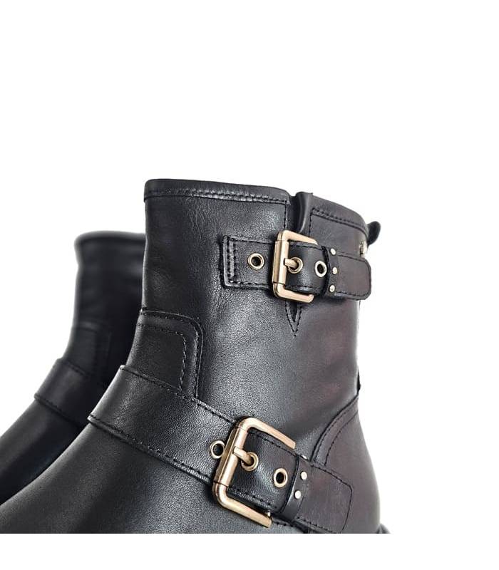 detalle de hebillas de las botas de piel mujer Carmela