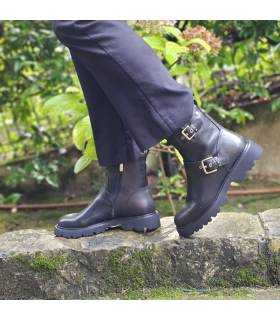 mujer posando con las botas de piel negra con cramllera y hebillas de Carmela puestas
