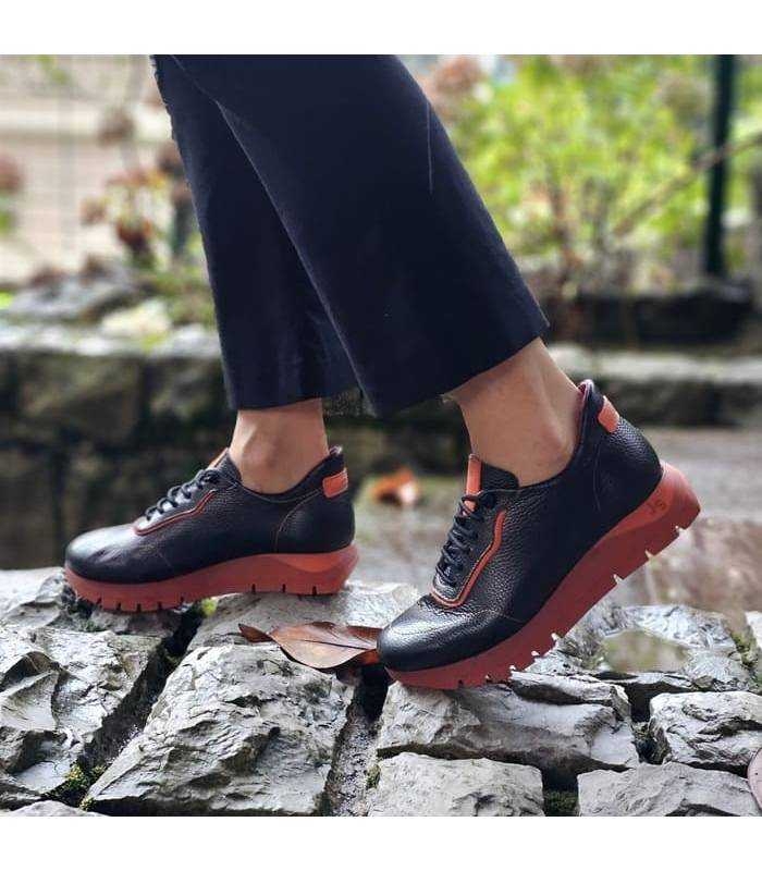 zapatos de piel negros con sula naranja fabricados en españa por Jose saenxz puestos