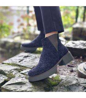mujer posando con los botines negros con suela verde tipo Chelsea de comfort Class puestos