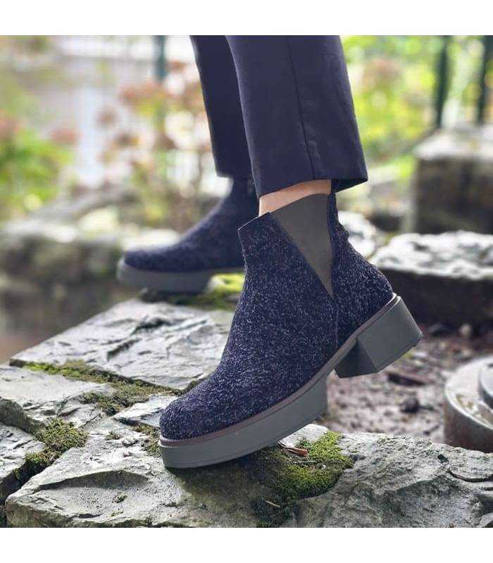 mujer posando con los botines negros con suela verde tipo Chelsea de comfort Class puestos