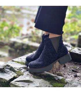 vista lateral de los botines negros de comfort Class para mujer puestos