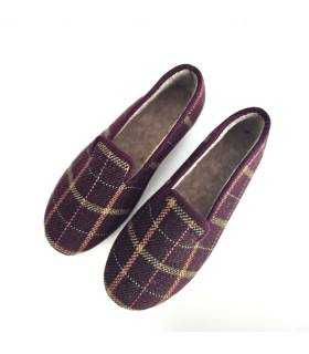 vista superior de zapatillas para casa de cuadros en tonos burdeos