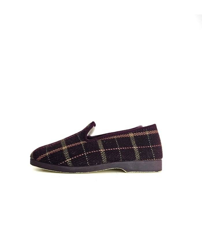 vista lateral de zapatillas para invierno de hombr en paño de cuadros burdeos