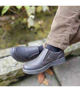 zapatos de hombre de piel impermables fabricados por Grisport puestos