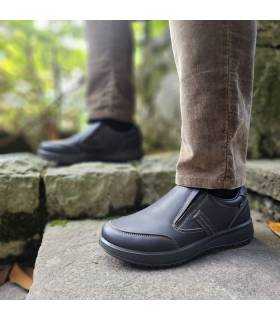 hombre con los zapatos de piel marrones impermeables puestos fabricados por Grisport