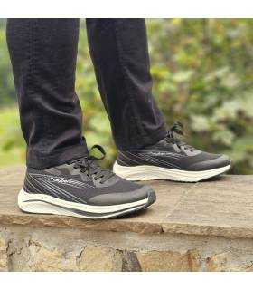 zapatillas runnig hombre negras de jhayber puestas