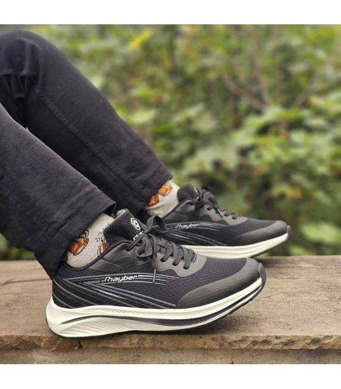 hombre posando con las zapatillas deportivas negras de Jhayber