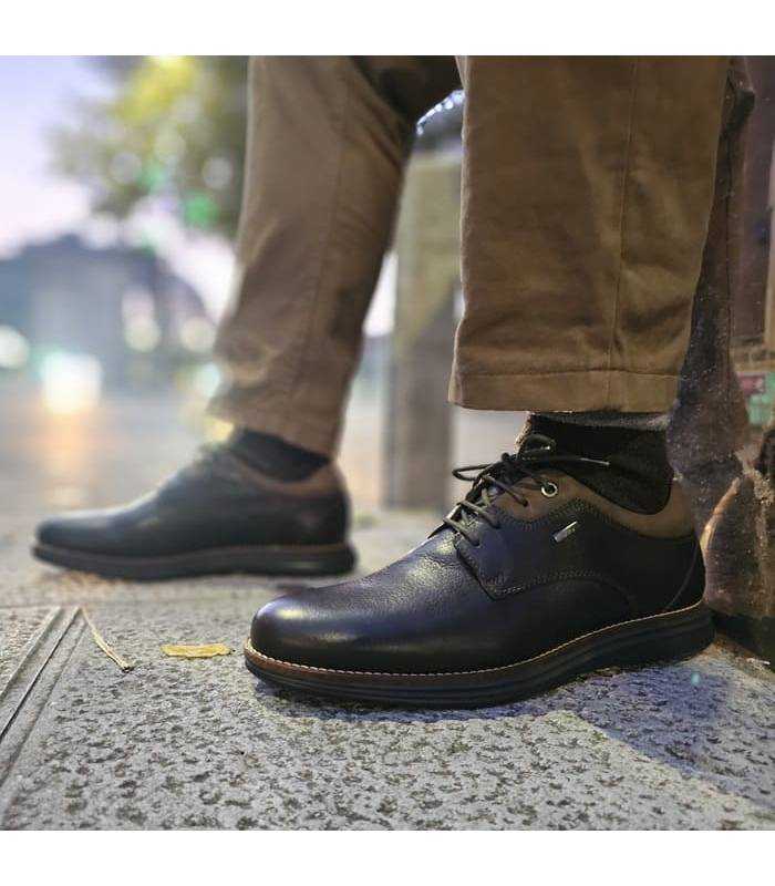 hombre pòsando con los zapatos de invierno de piel marrones con cordones del Coronel Tapioca puestos