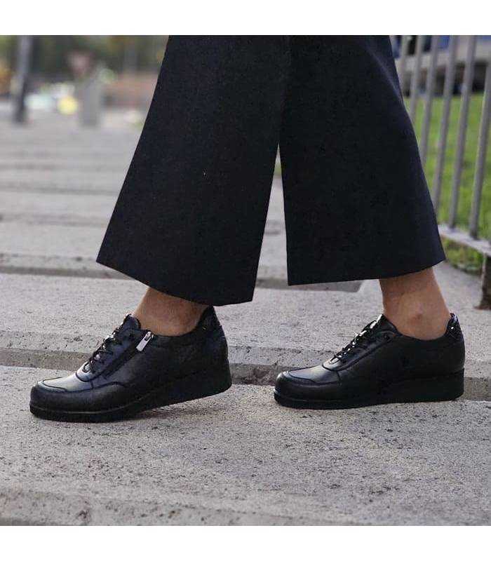 mujer posando con los zapatos de piel negros para invierno de Vicmart cómodos puestos