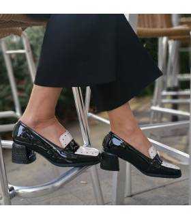 mujer posando con los mocasines con tacon mdio de Dchicas puestos