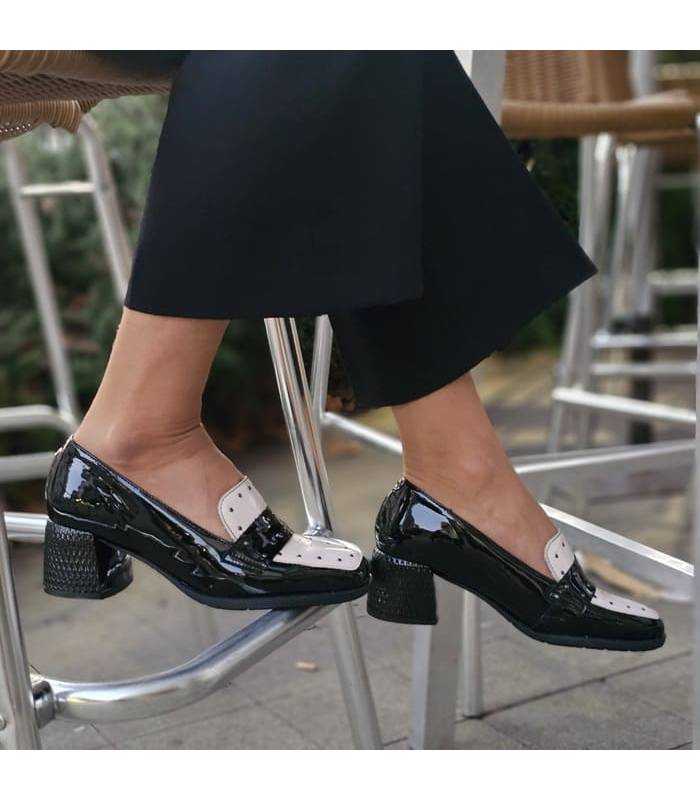 mujer posando con los mocasines con tacon mdio de Dchicas puestos