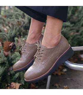 mujer posando con los zapatos de inverno con cordones de Treintas puestos