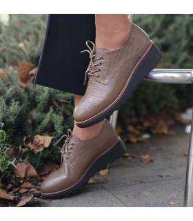 zapato de piel color taupe para ivierno de mujer puestos
