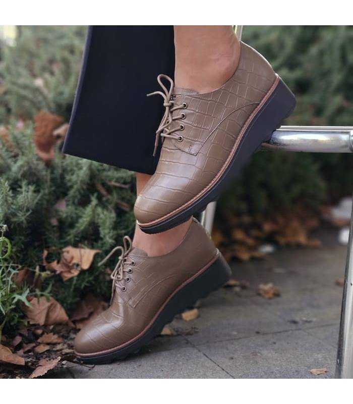 zapato de piel color taupe para ivierno de mujer puestos