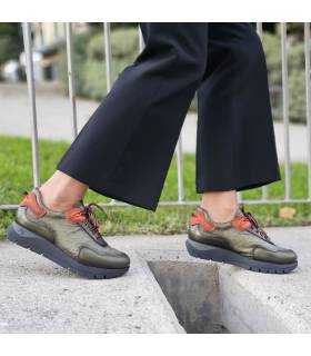 mujer posando con los zapatos de invierno para mujer puestos de Jose Saenz