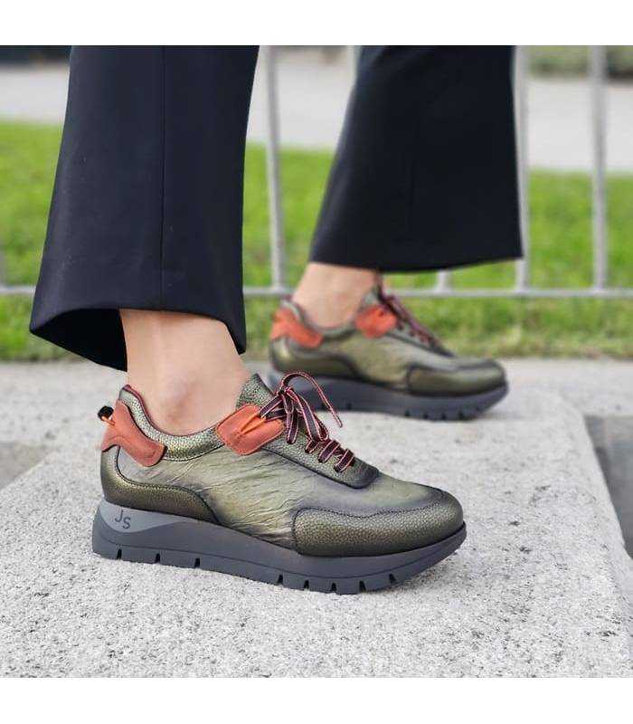 zapatos verdes de mujer con cordones para invierno de Jose Saenz puestos