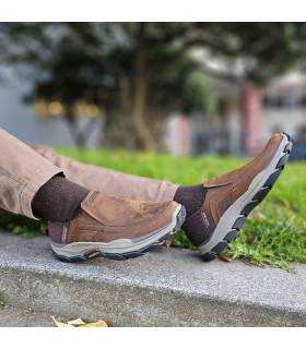 zapatos marrrones con sistema slips-ins, sin manos de Skecjers para invierno puestos