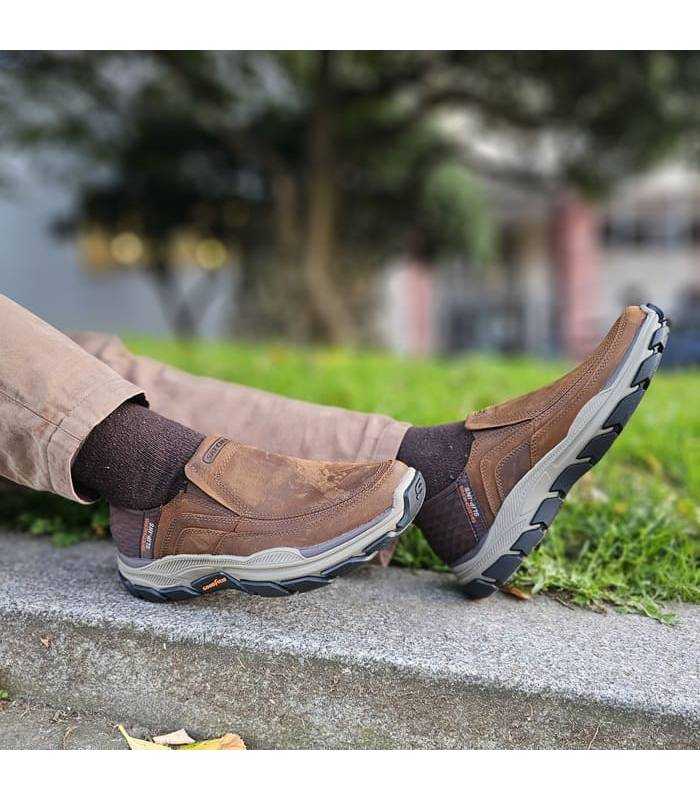 zapatos marrrones con sistema slips-ins, sin manos de Skecjers para invierno puestos