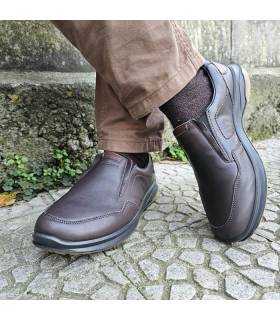 hombre posando con los zapatos impermeables de piel marron de grisport puestos