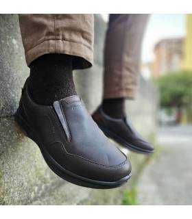 zapatos impermeables para hombre de invierno con elasticos marrones de Grisport puestos