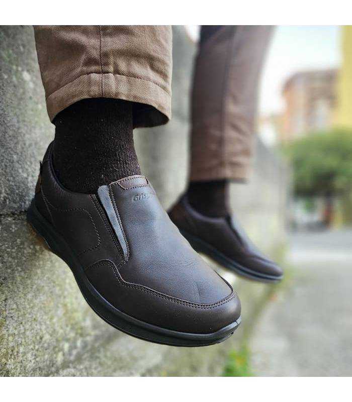 zapatos impermeables para hombre de invierno con elasticos marrones de Grisport puestos
