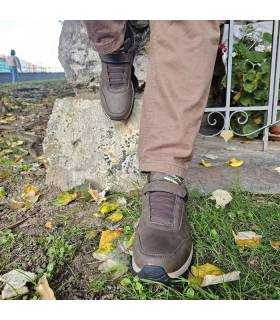 zapatos marrrones modelo Charca con cierre de vlecro y elasticos emepine de Jahyber puestos