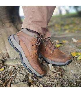 hombre posando con las botas marroones reistentes a la lluvia de Skechers puestas