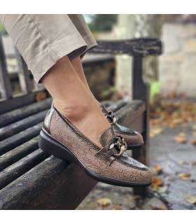 zapatos de mujer anchos color taupe del Doctor Cutillas puestos