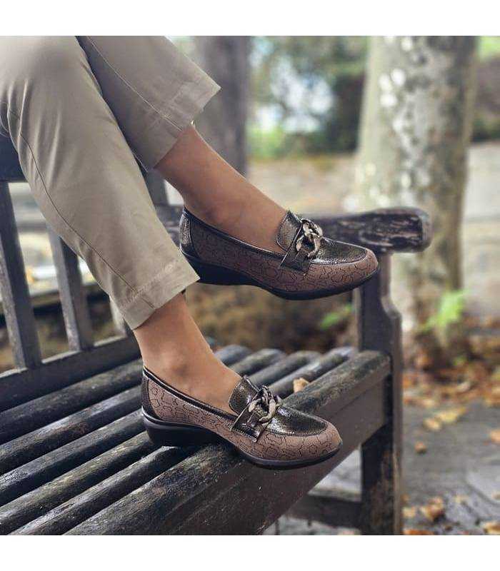 mujer posando con los mocasines anchos con lryca del Doctor Cutillas puestos